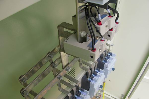 龙城配电柜-应急照明配电柜使用对工作人员的具